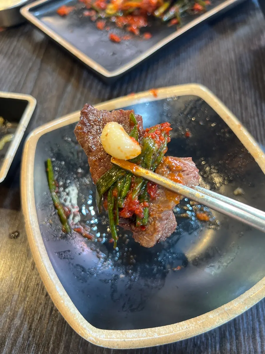 Garlic and beef grilling in sesame oil dip