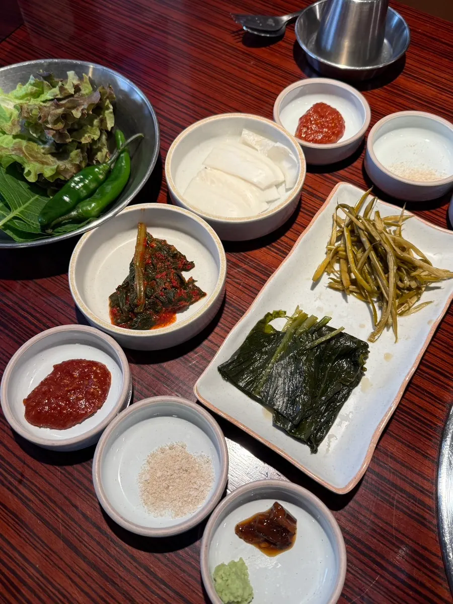 백김치와 표고버섯 와사비 등 동래정 기본찬 한 상