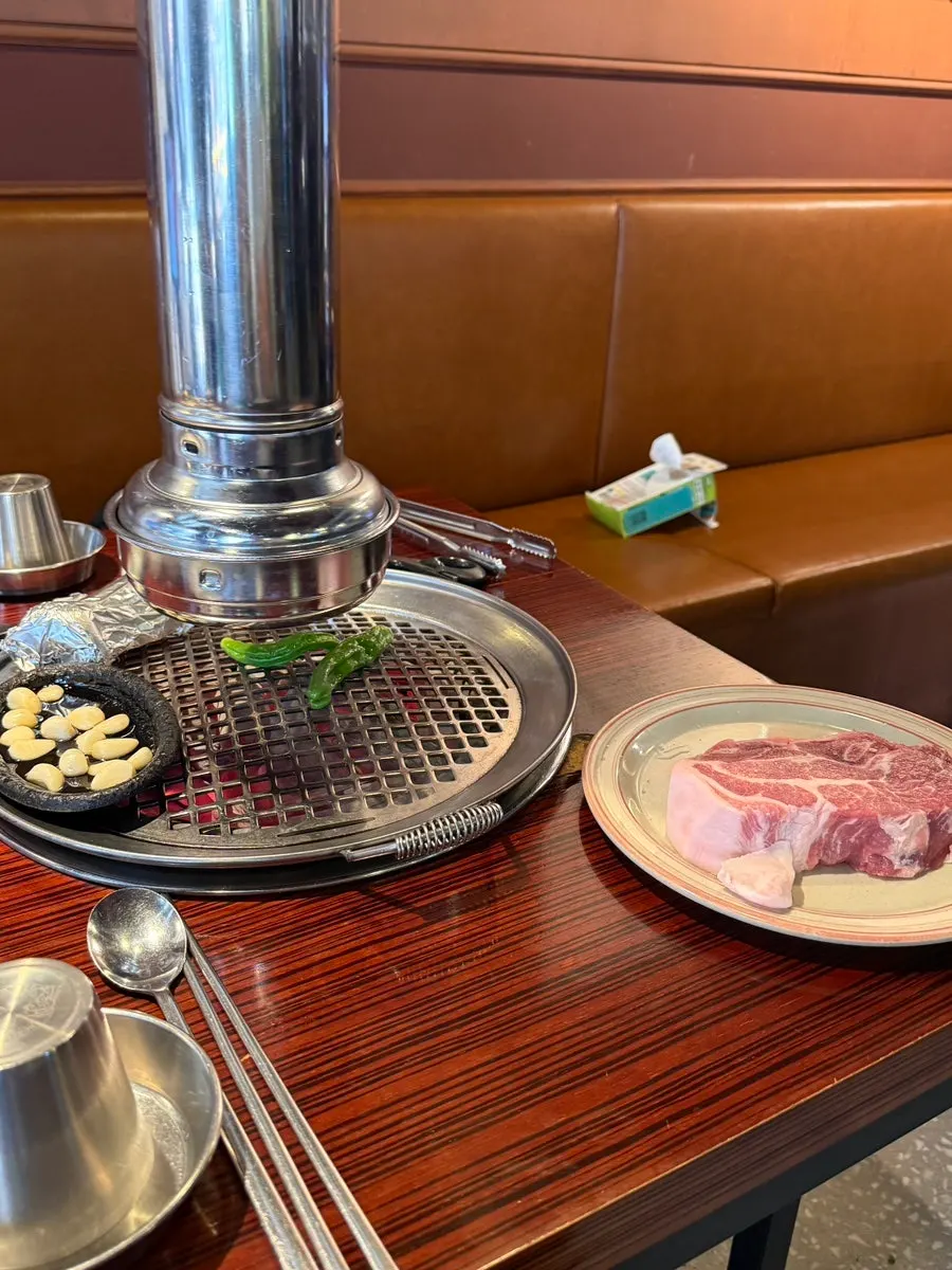백탄 숯불이 올려진 동래정 구이 테이블