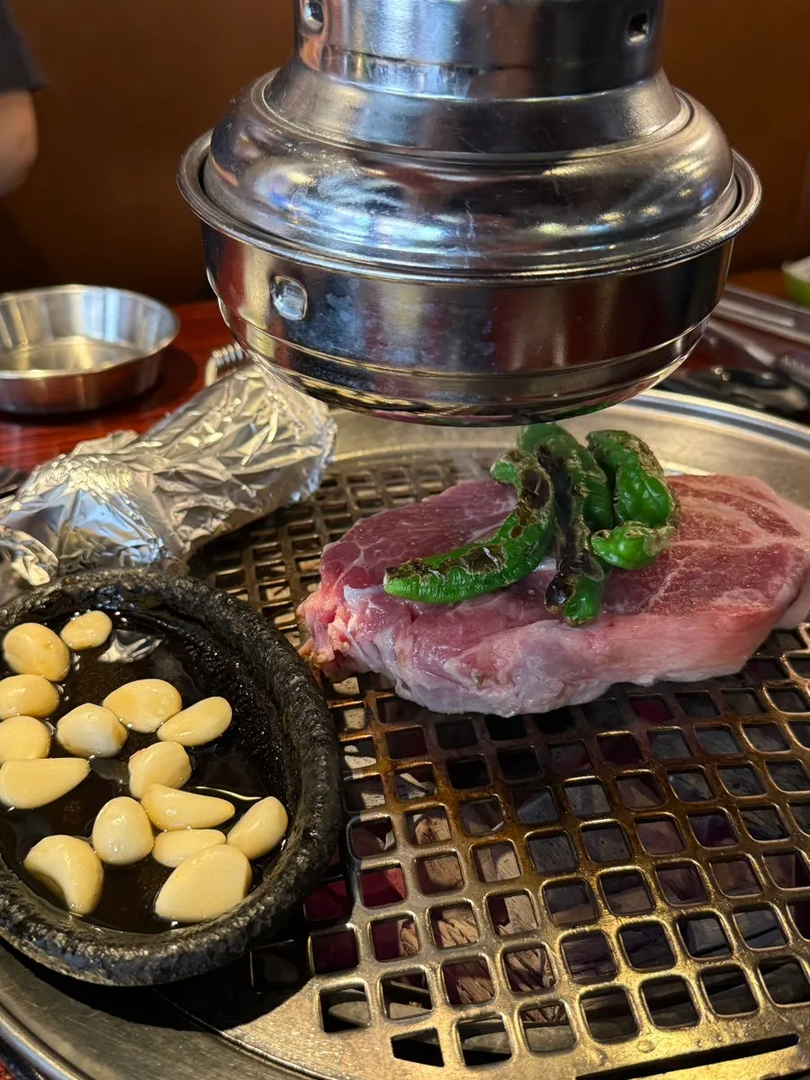 숯불에 올린 동래목살과 차돌박이