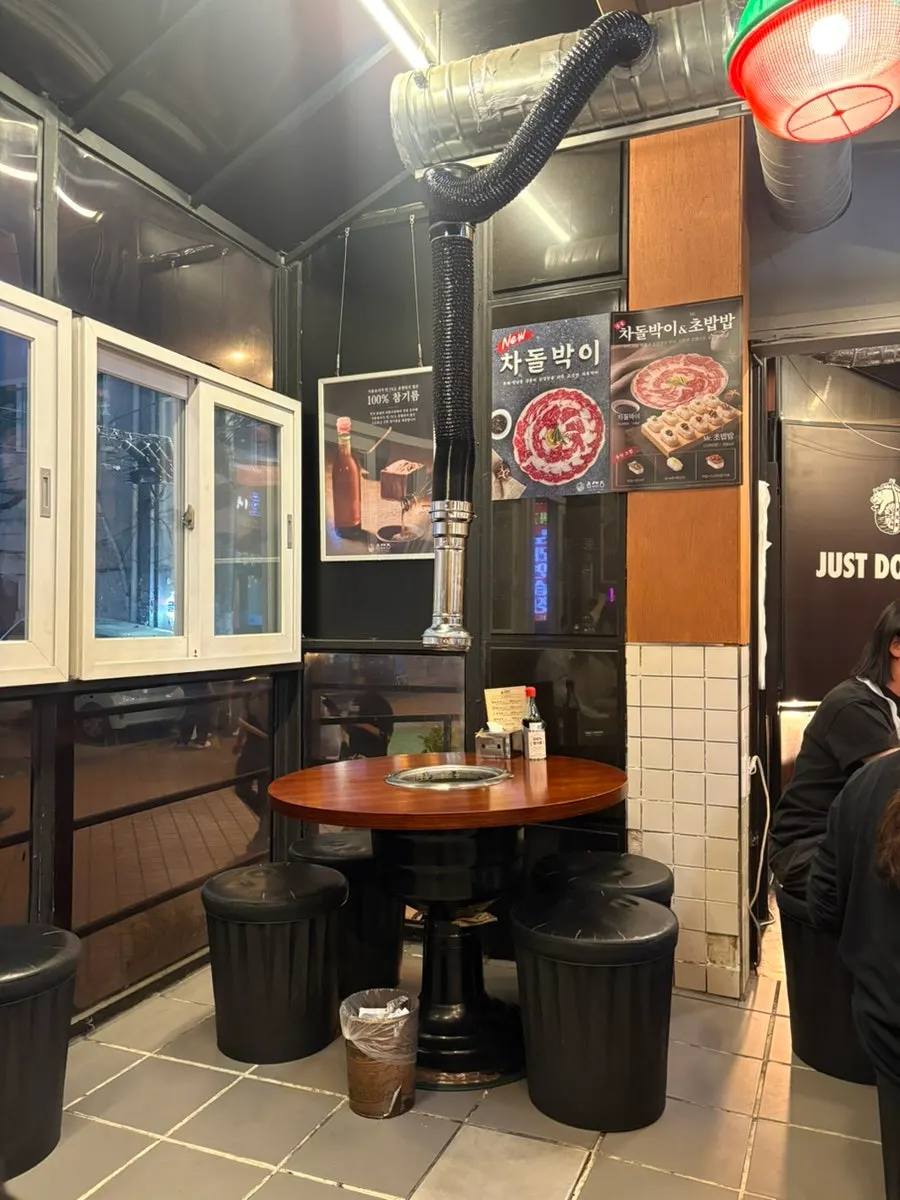 Interior of Dongnaejeong with round tables