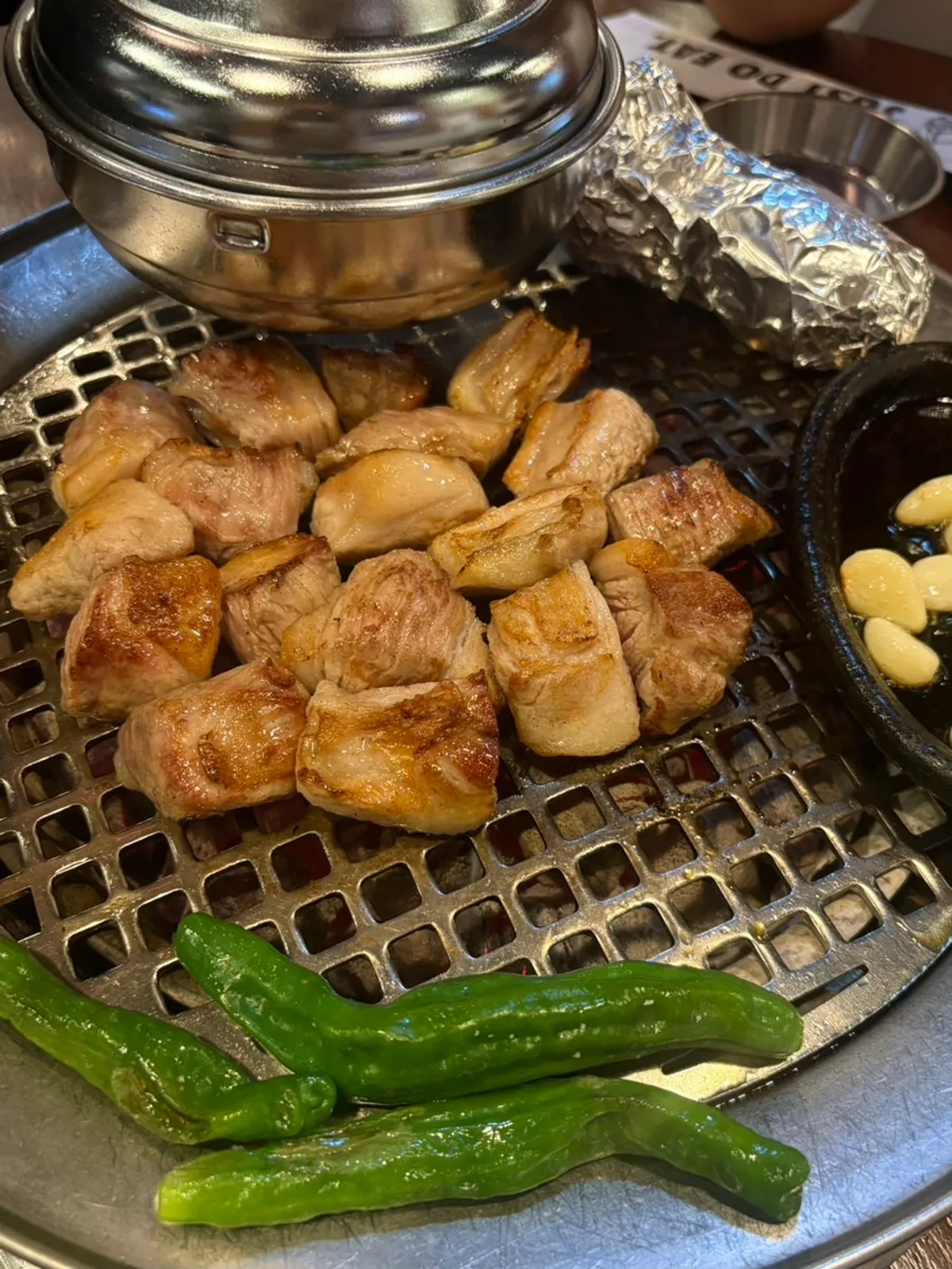 Jeong-gabrisal grilled by staff