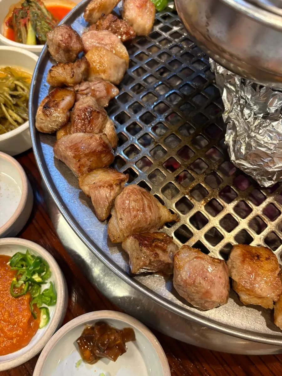 A piece of jeong-gabrisal picked up with chopsticks