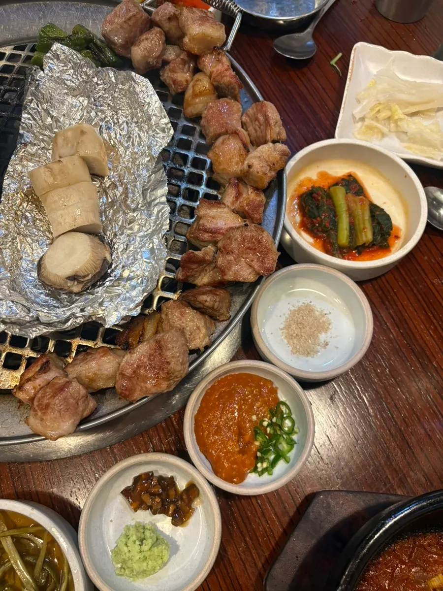 Dongnae pork neck being sliced and grilled
