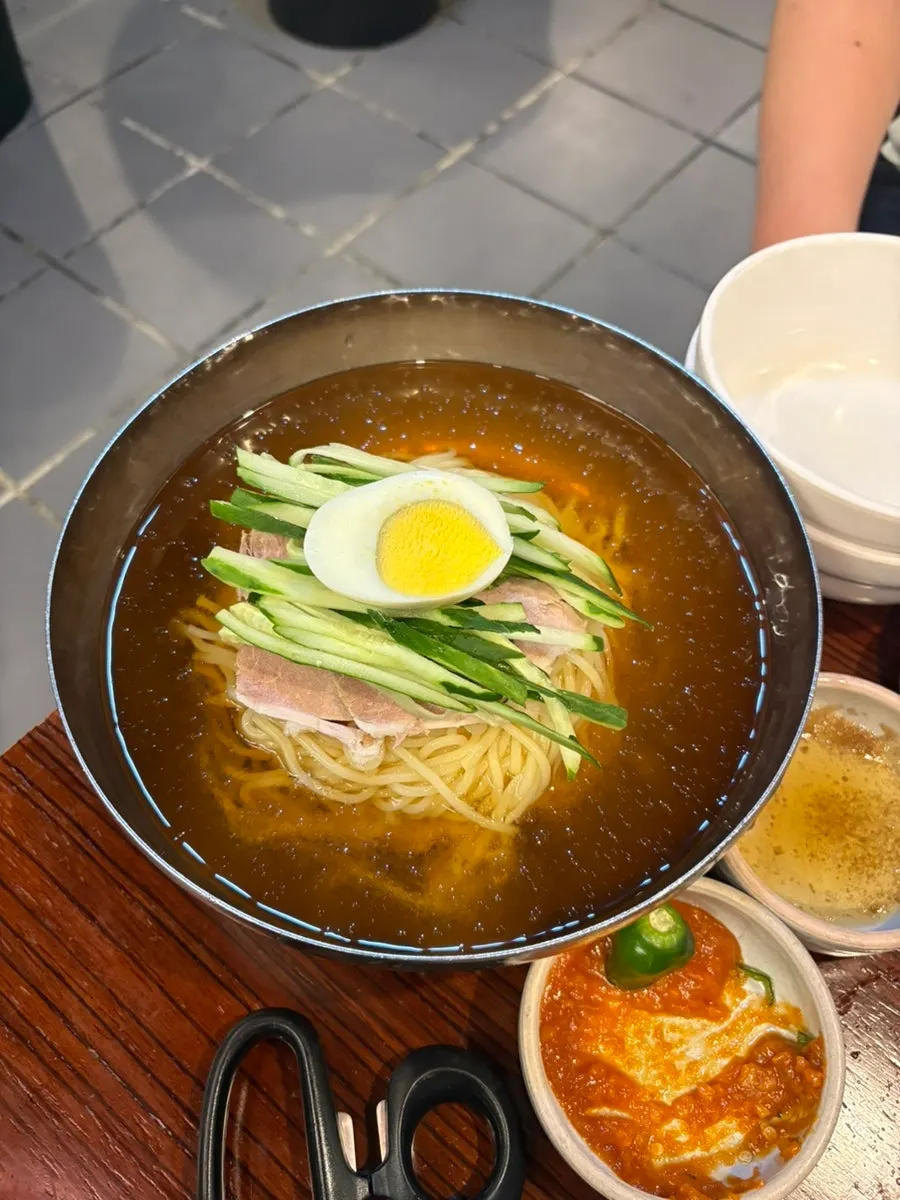 Refreshing broth of Jeju Sanbang restaurant's mul-milmyeon