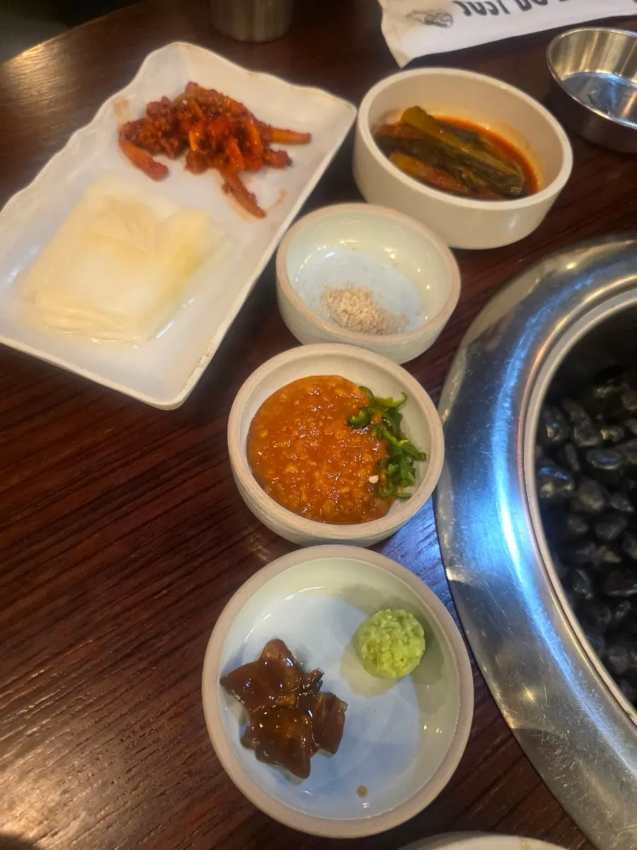 Tampak luar Dongnaejeong Main Branch dekat Stasiun Yeongdeungpo-gu Office