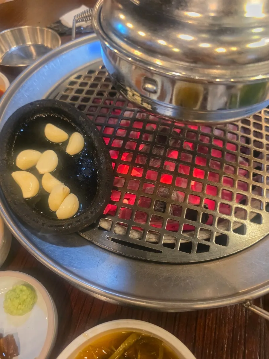 Meja di dalam restoran Dongnaejeong Main Branch