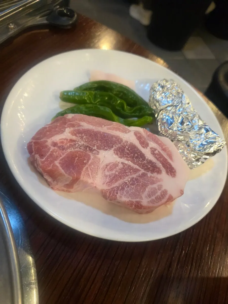 Piring dongnae pork neck mentah yang tebal