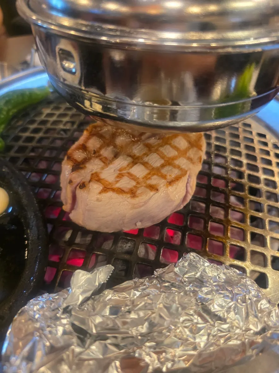 Pork neck di atas panggangan arang