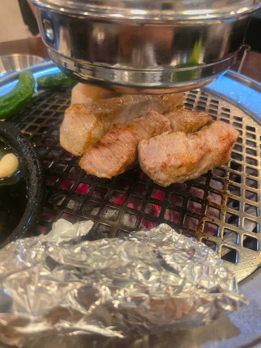 Daging babi dipanggang di atas arang bijang baektan