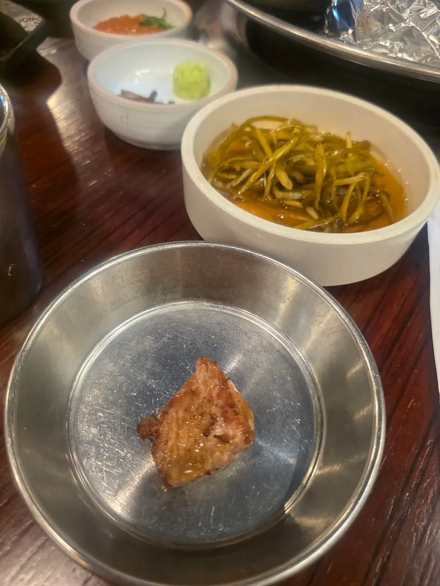 Komposisi saus shiitake salt, wasabi segar, dan ssamjang