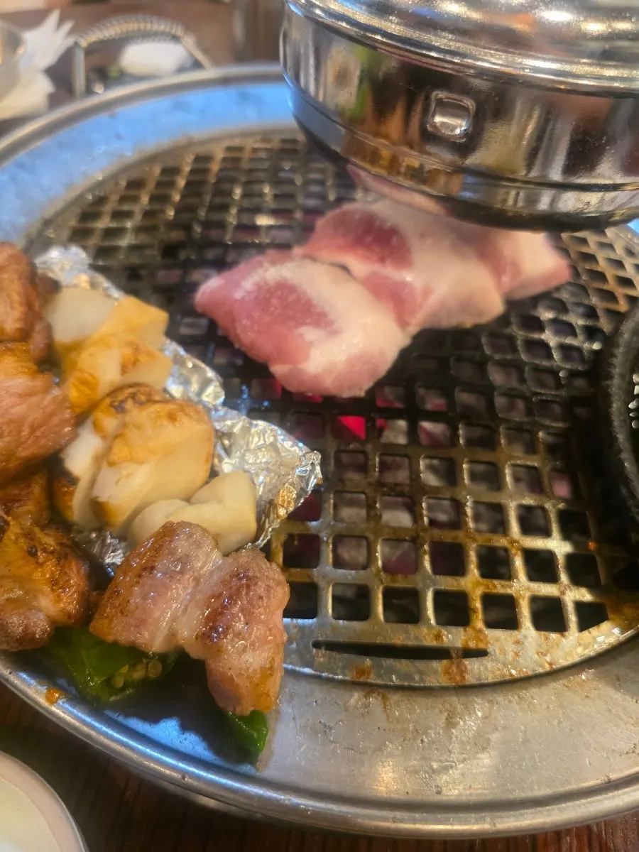 Lauk pendamping sikhae cumi Sokcho, kimchi daun sawi, dan baek kimchi