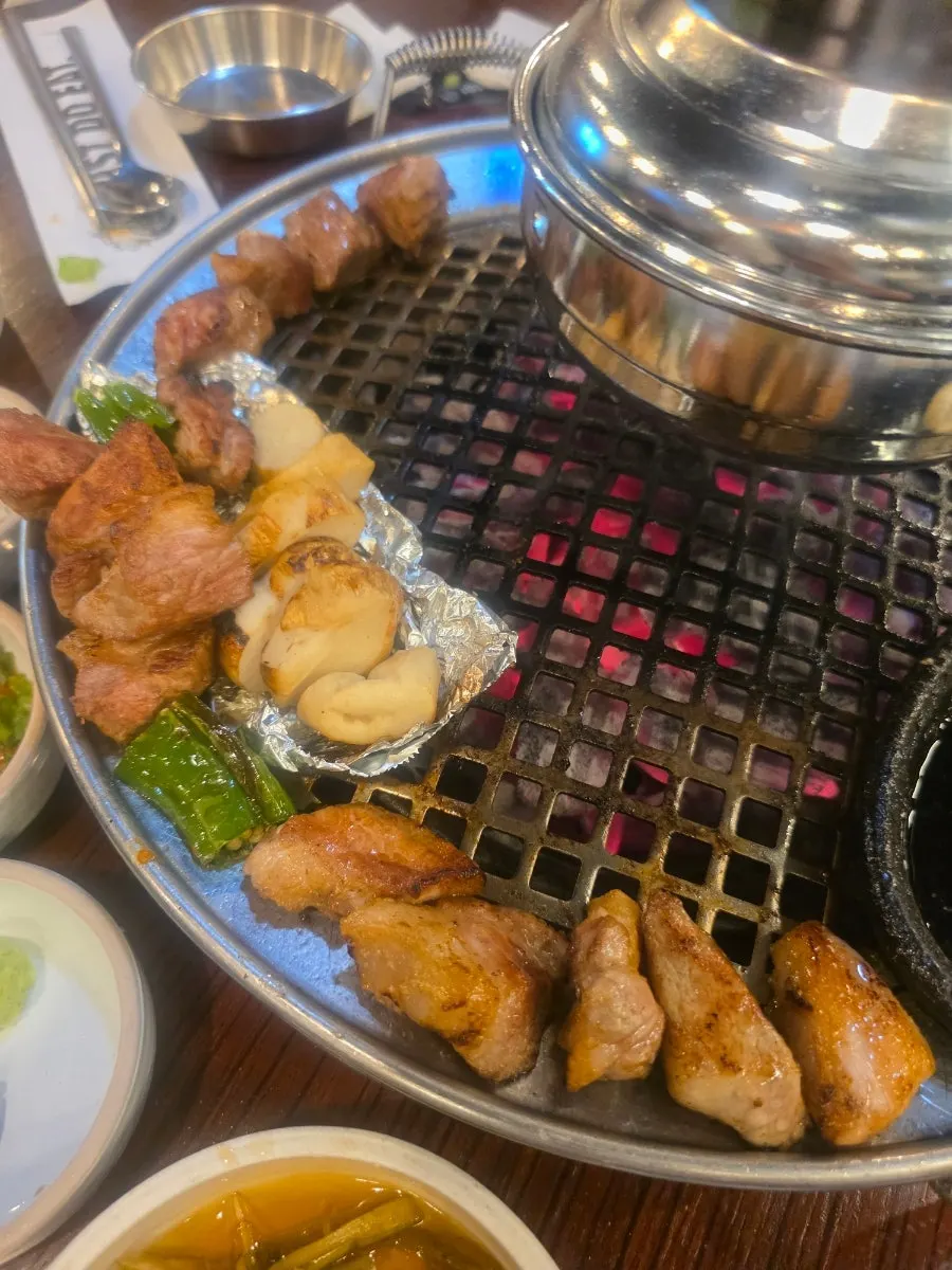 Nasi putih dicampur ke dalam ttukbaegi melchorim
