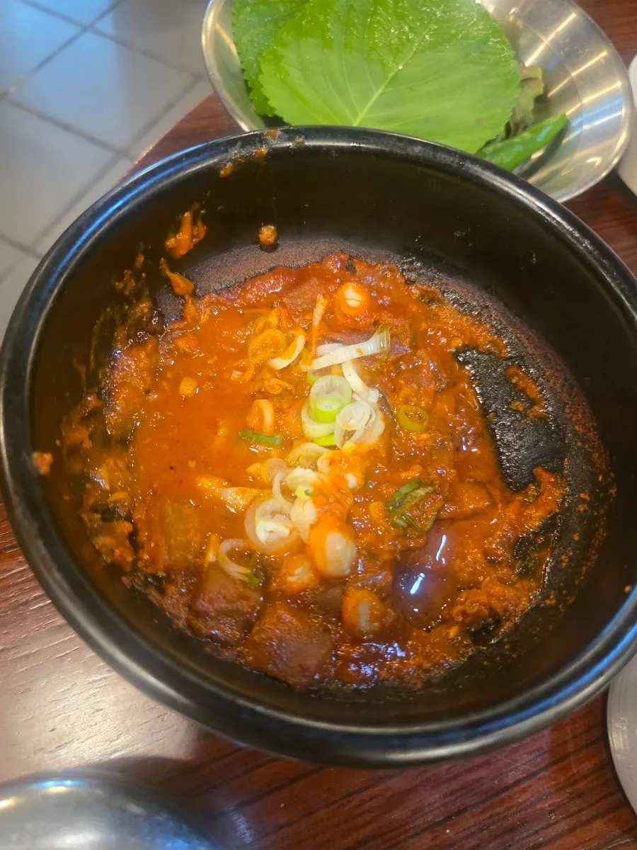 Minyak wijen 100% dari kilang khusus yang diletakkan di meja