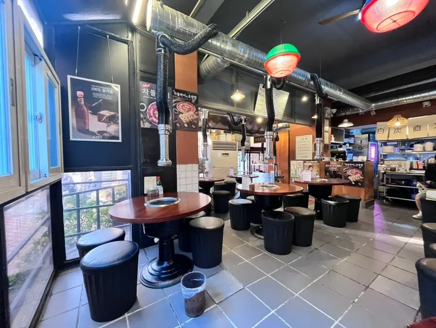 Warmly lit interior of Dongnaejeong Yeongdeungpo-gu Office Main Branch