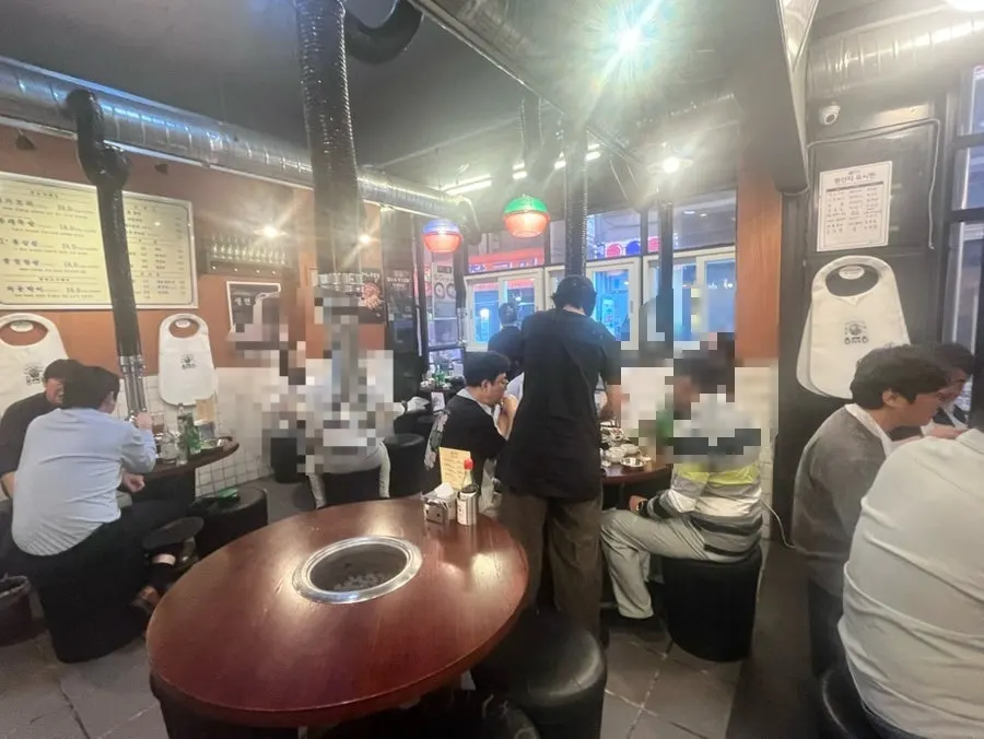 Dongnaejeong Yeongdeungpo-gu Office Main Branch interior filling up with customers
