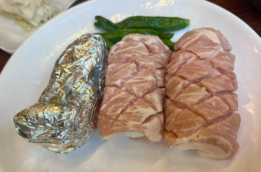 Dongnaejeong flower pork jowl on the grill