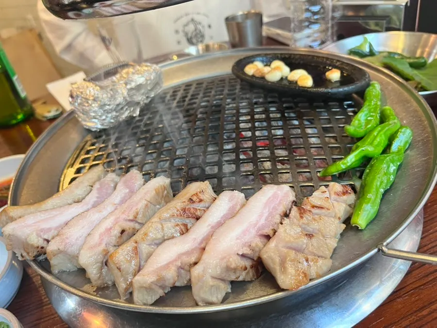 Wide view of the Dongnaejeong table while grilling