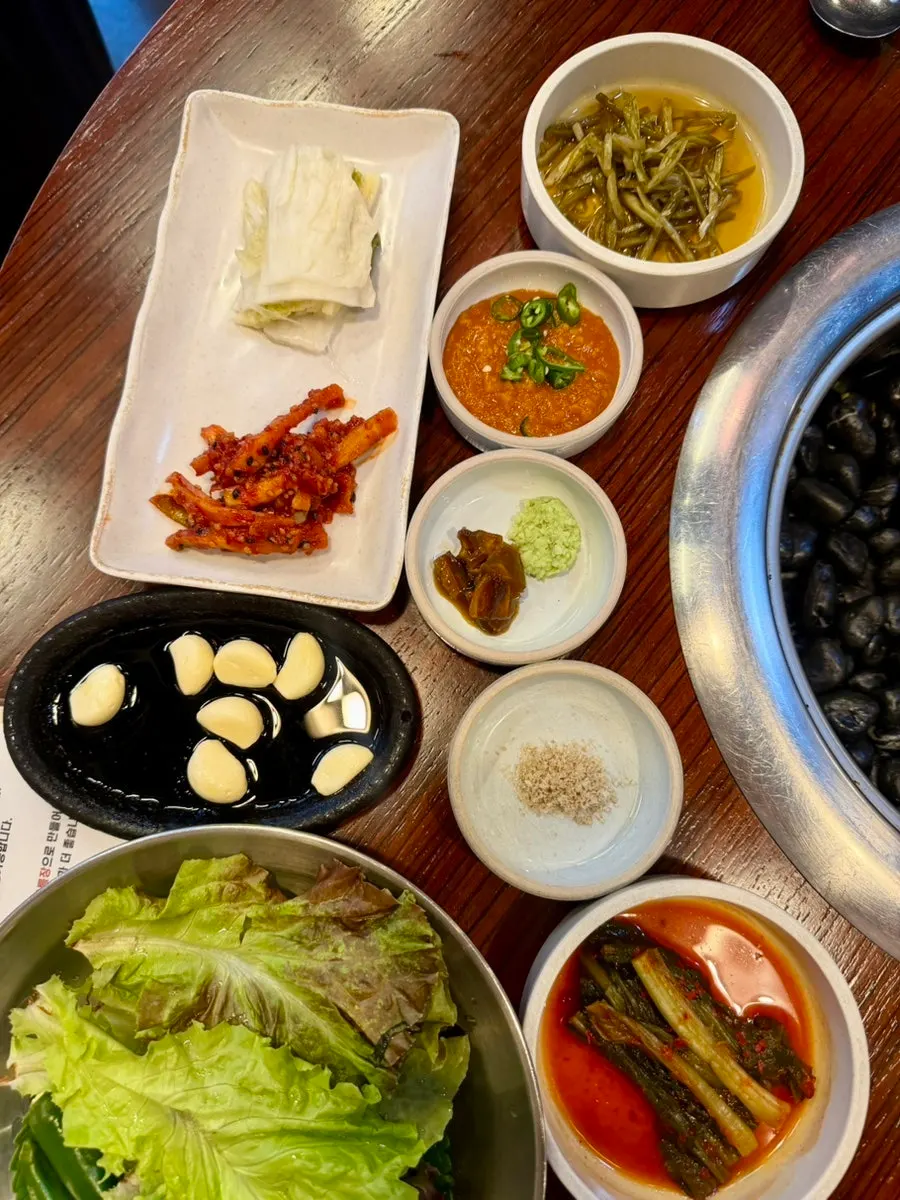 Basic side dishes set at Dongnaejeong