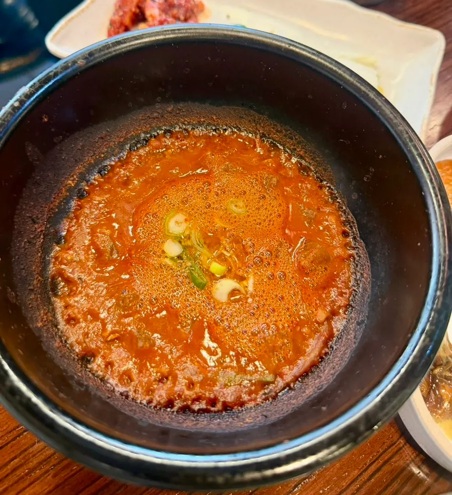 Complimentary melchorim served in a stone pot