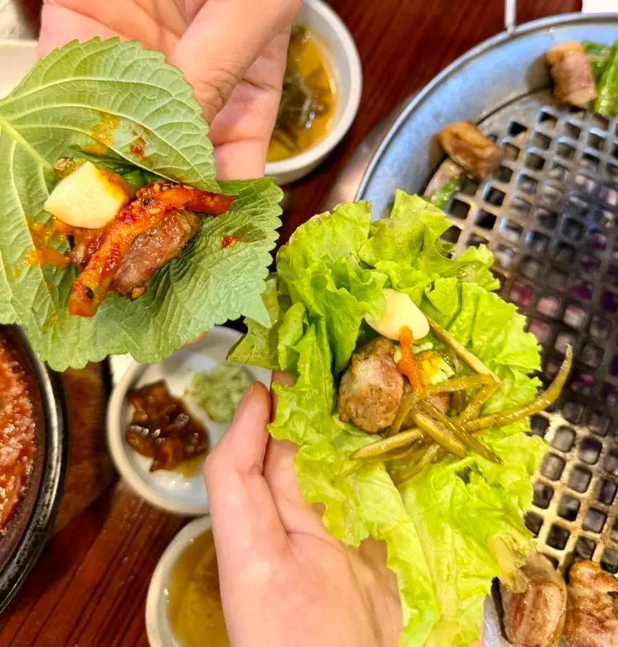 Dongnaejeong's meat-eating tips written on the table