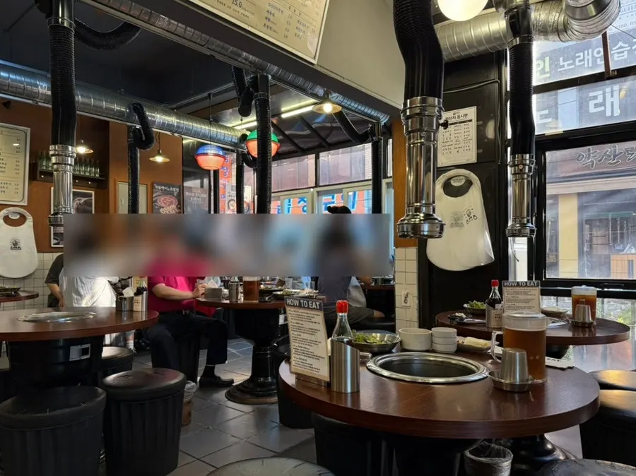 Interior del local animado con clientes un fin de semana por la tarde