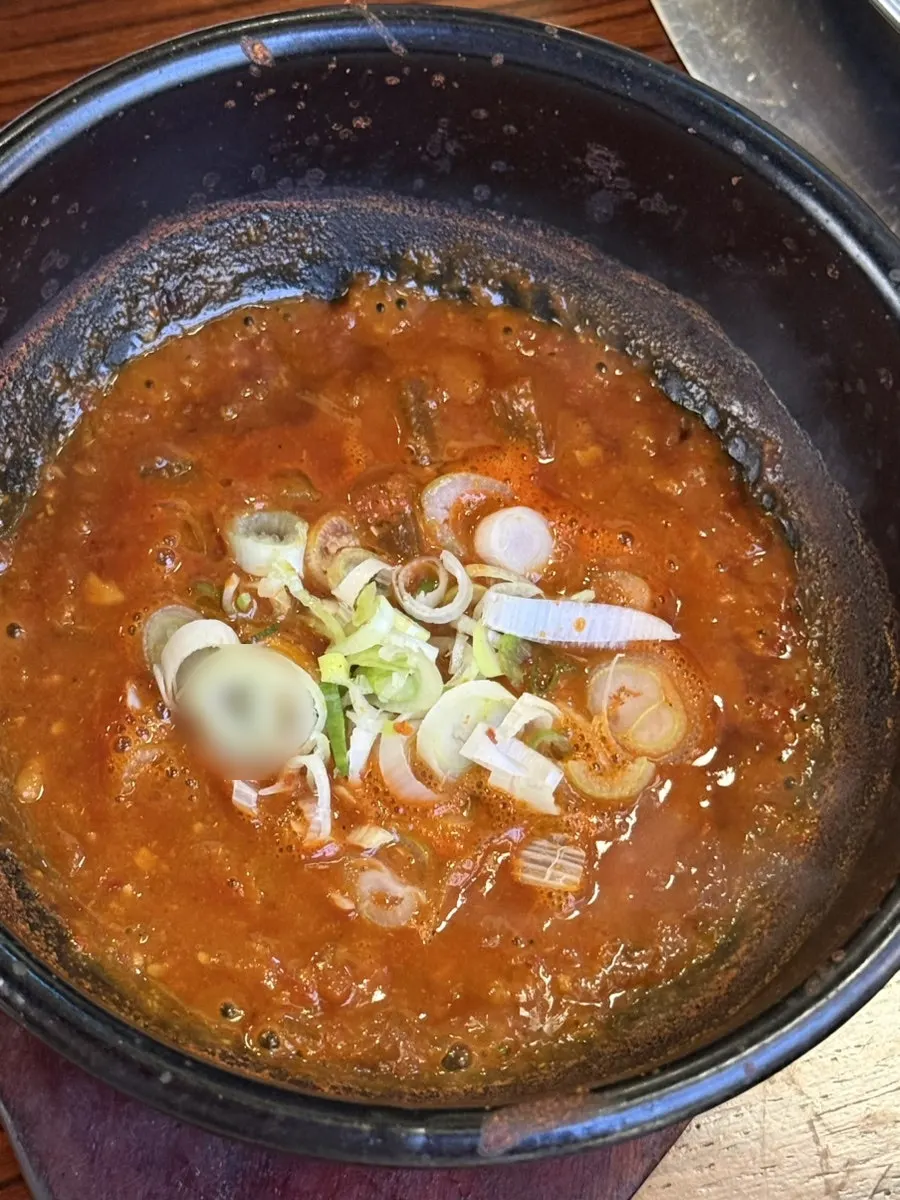 Aceite de sésamo y salsa de aceite preparados en la mesa