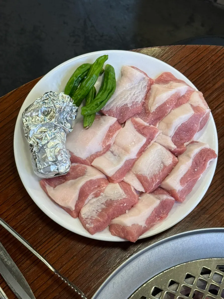 Melchorim al estilo de Jeju servido en olla de barro