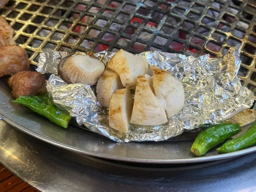 Champiñones asados en papel de aluminio ya cortados