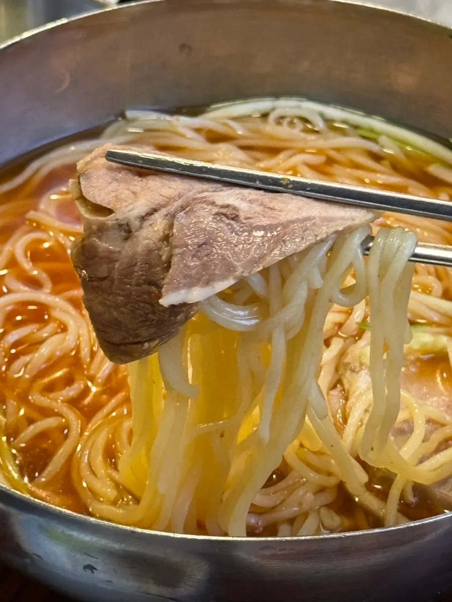 Mul-milmyeon de Jeju Sanbang con caldo helado