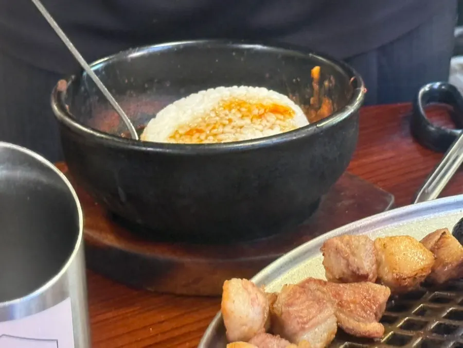 Fideos de mul-milmyeon envueltos con la carne
