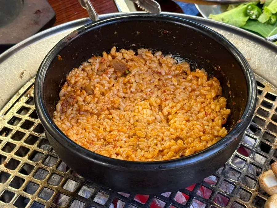 Arroz frito en la olla de barro con melchorim