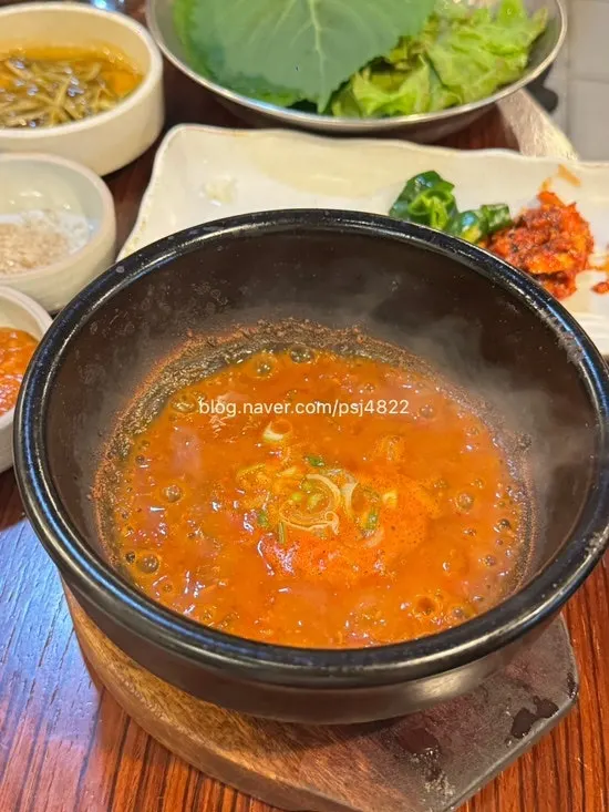 테이블에 놓인 100% 참기름과 멜조림