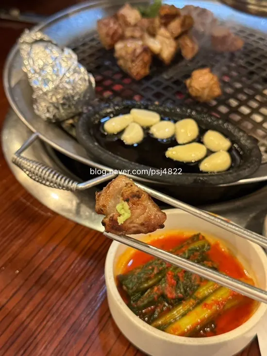 목살과 찌개로 완성된 저녁 상차림