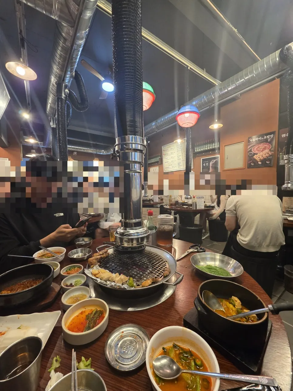 노포 감성의 동래정 본점 실내 테이블