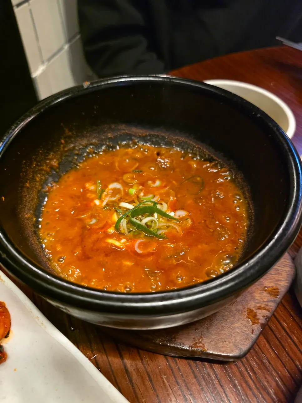 큼직한 뚝배기에 담겨 나온 멜조림