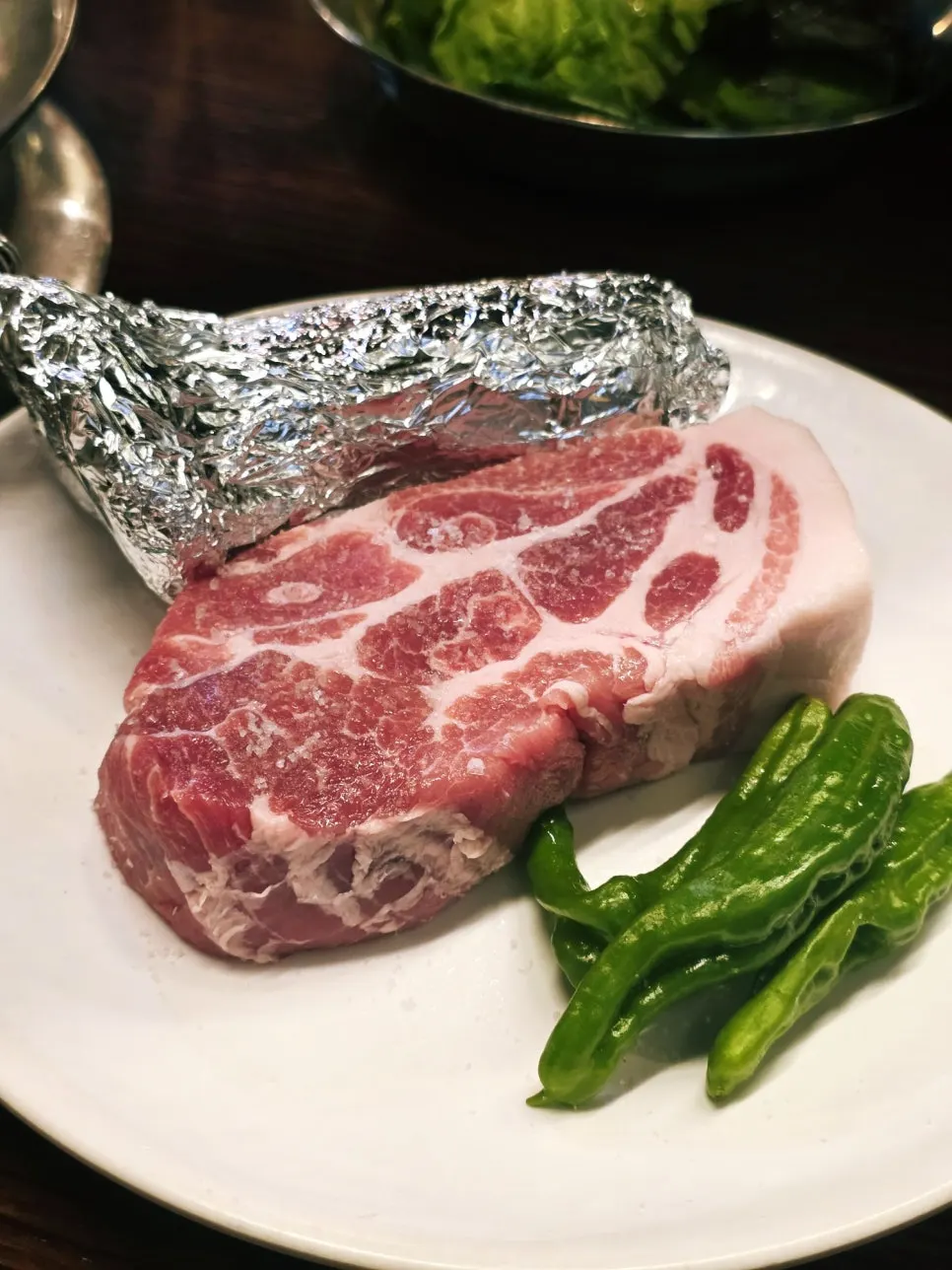도톰한 동래목살 생고기 접시