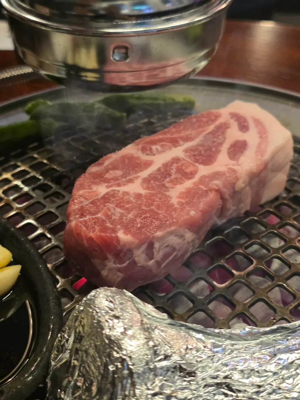 불판에 올린 두툼한 목살