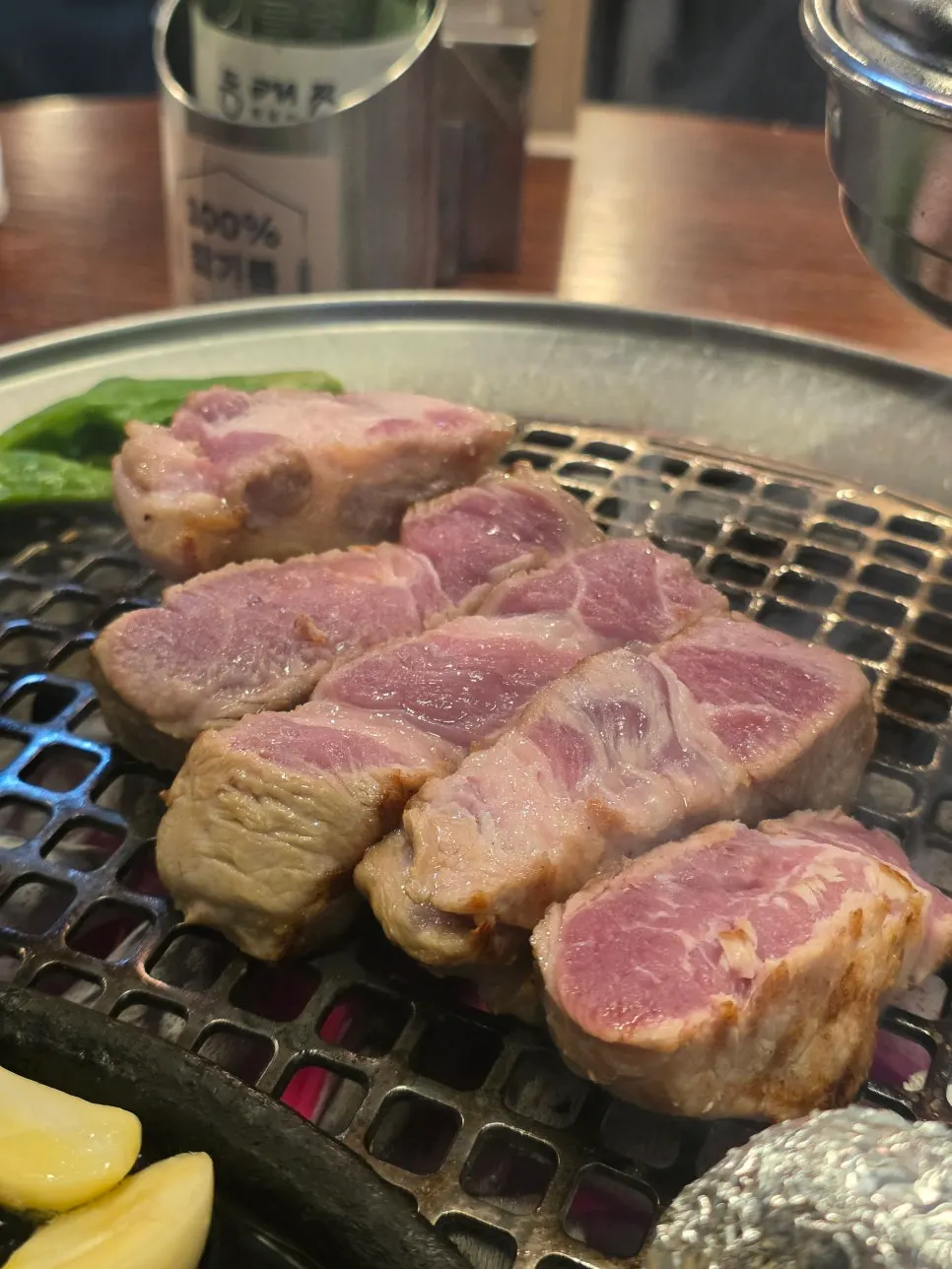 직원이 구워준 촉촉한 목살 단면