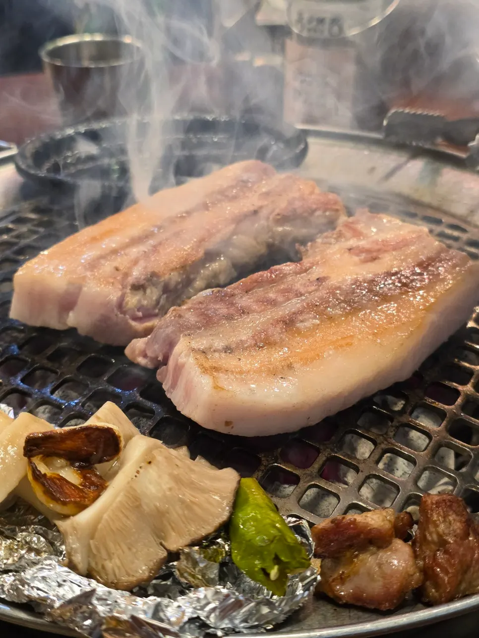 불판에서 익어가는 통삼겹