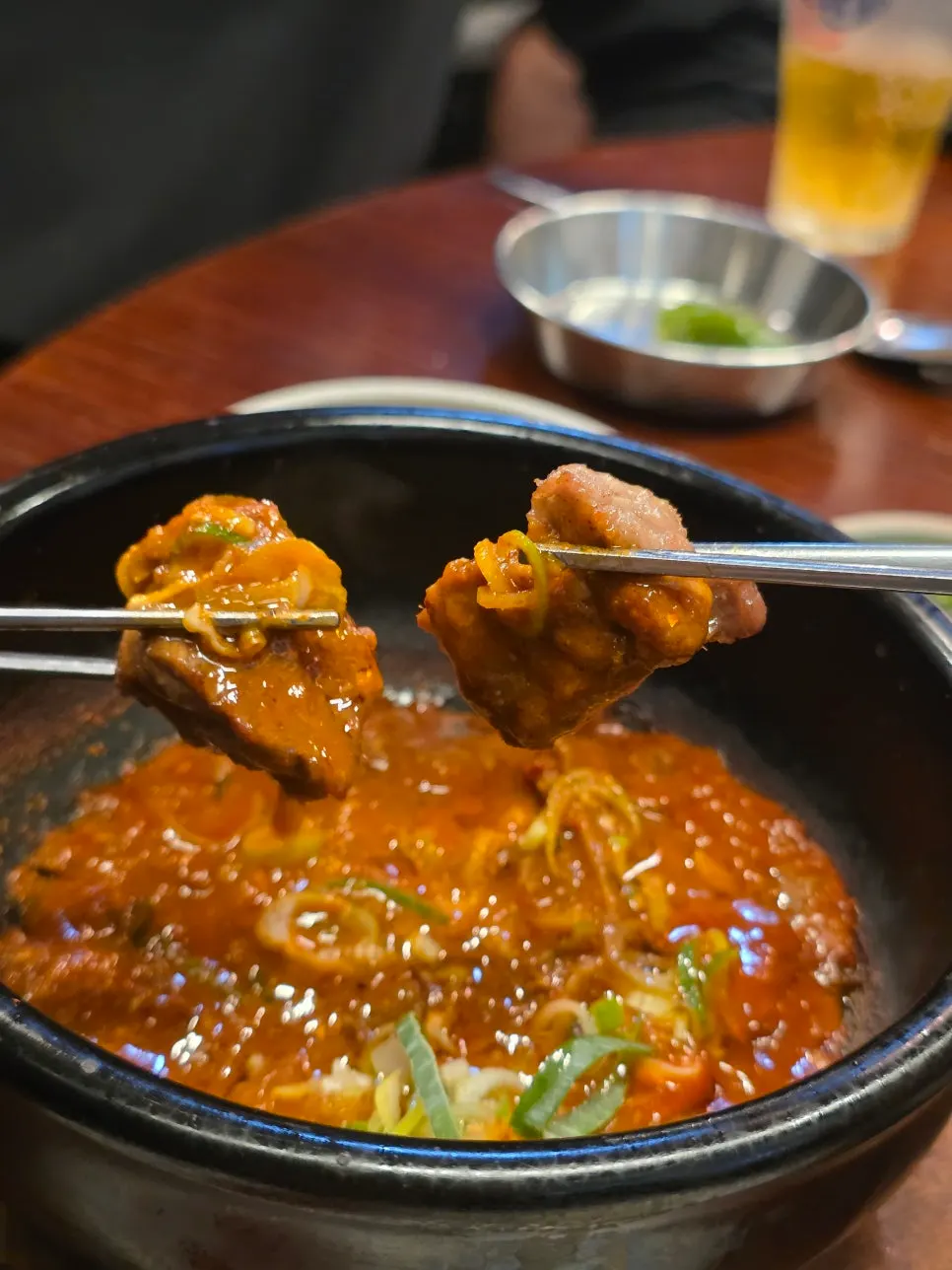 소금과 멜조림에 찍어 먹는 통삼겹