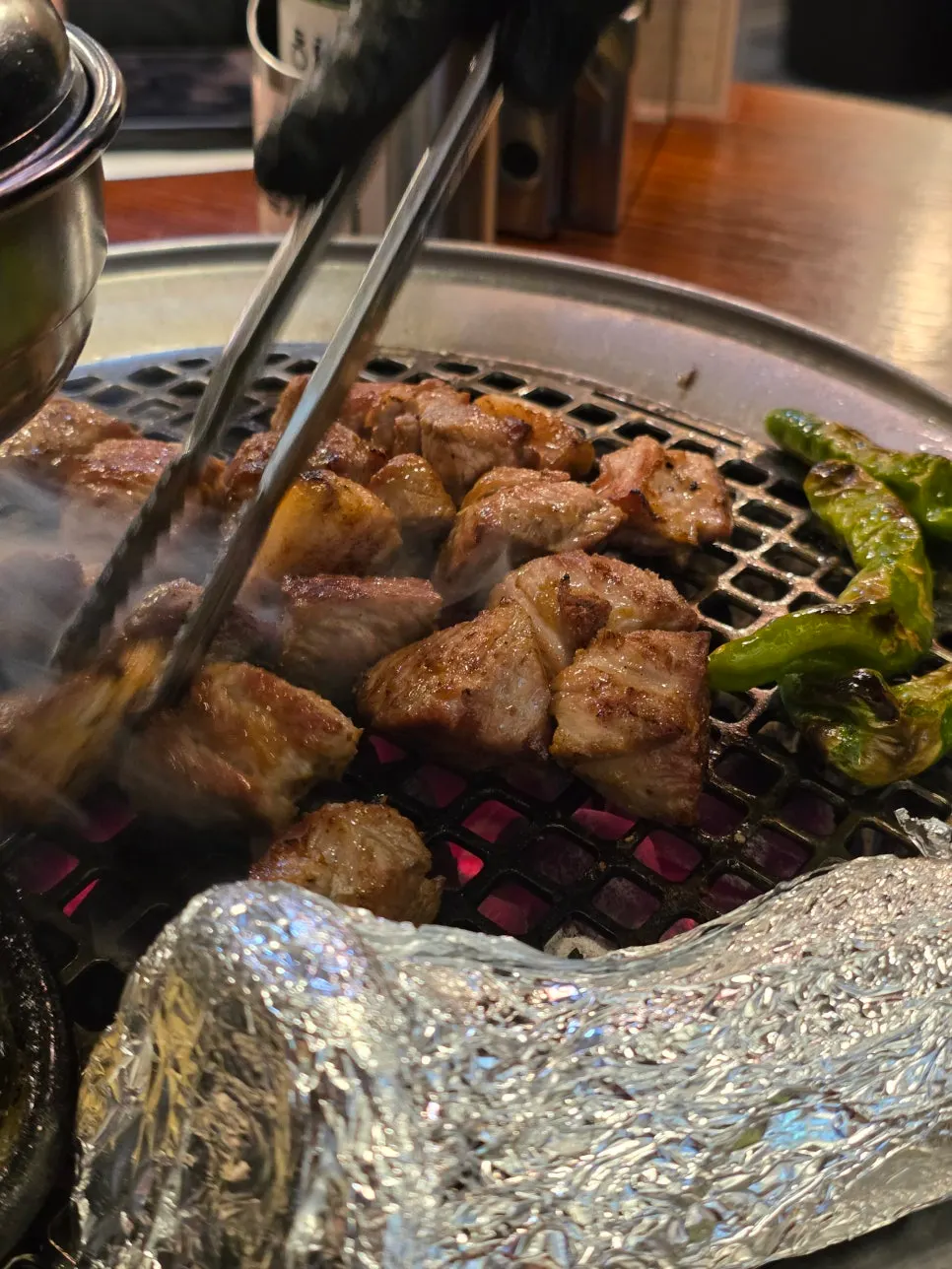 고기와 반찬이 차려진 동래정 본점 테이블