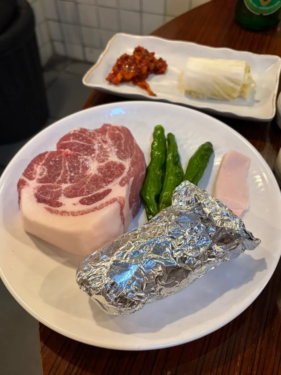 20-minute weekend wait at Dongnaejeong Main Branch near Yeongdeungpo-gu Office, pork neck and chadolbagi