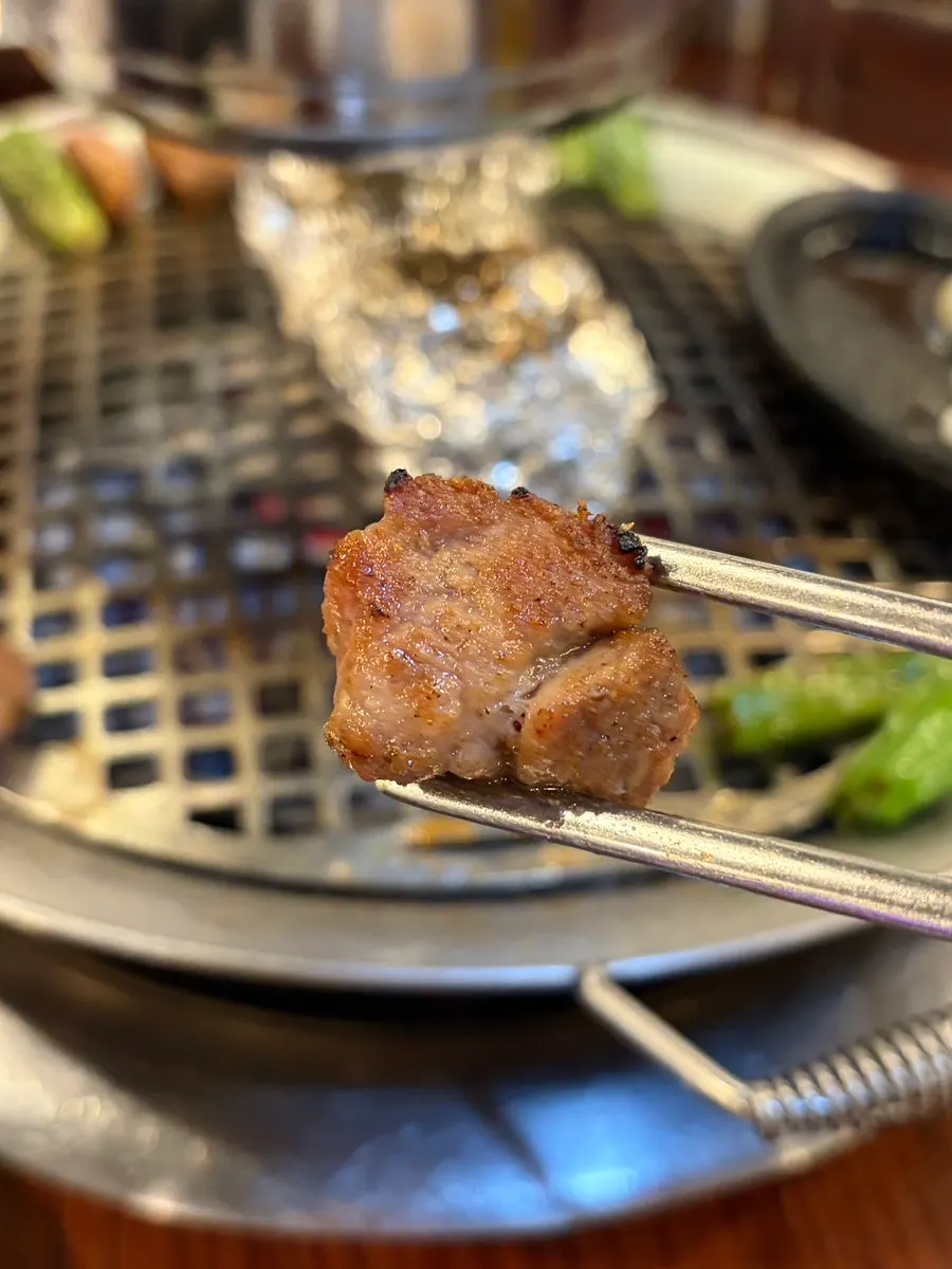 Remaining pork neck and side dishes on the grill