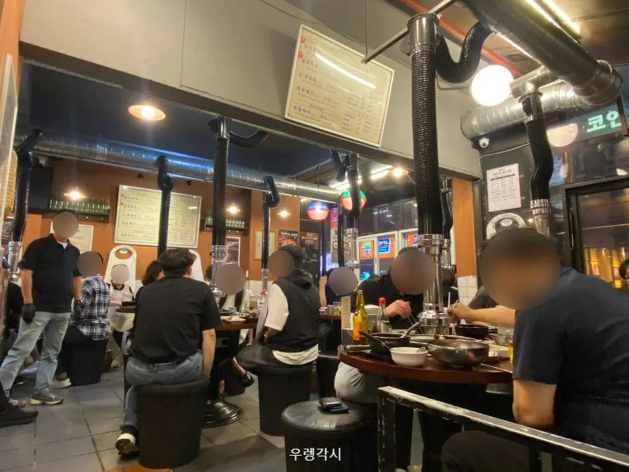 테이블 열 개 규모의 동래정 내부
