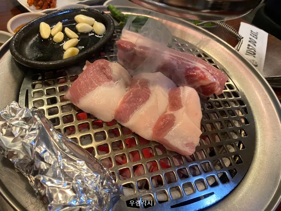 소금에 참기름을 부어 만든 기름장