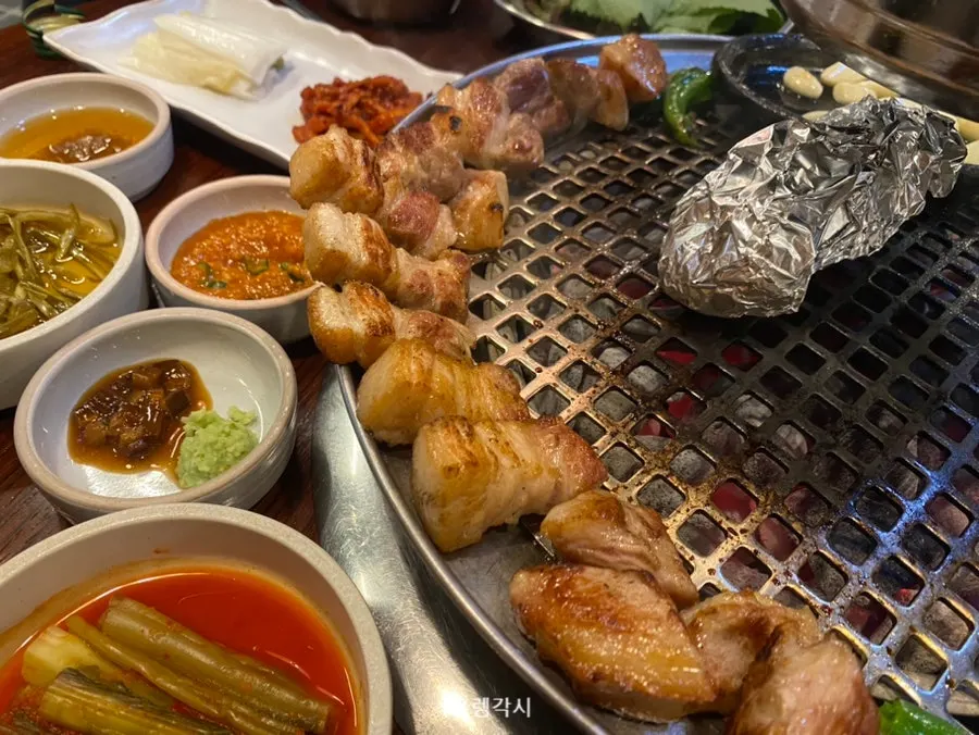 직원이 불판에 고기를 구워주는 모습
