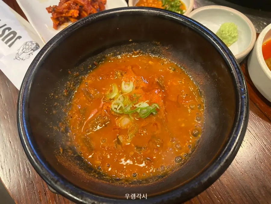 두툼하게 구워진 국내산 삼겹살 한 점