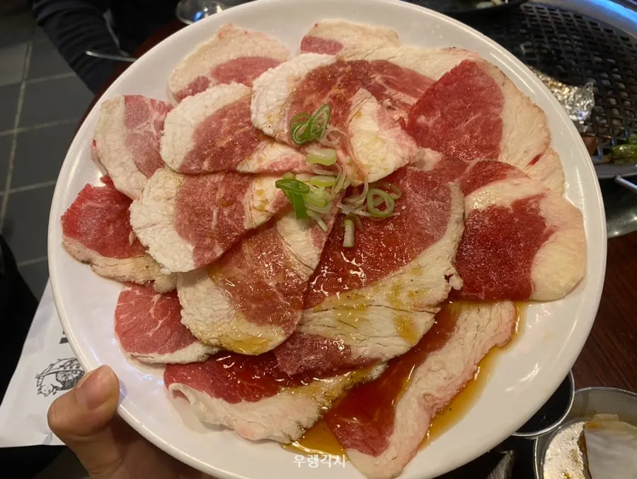 반찬과 고기를 함께 올린 조합