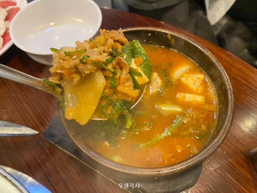불판에서 빠르게 익는 차돌박이